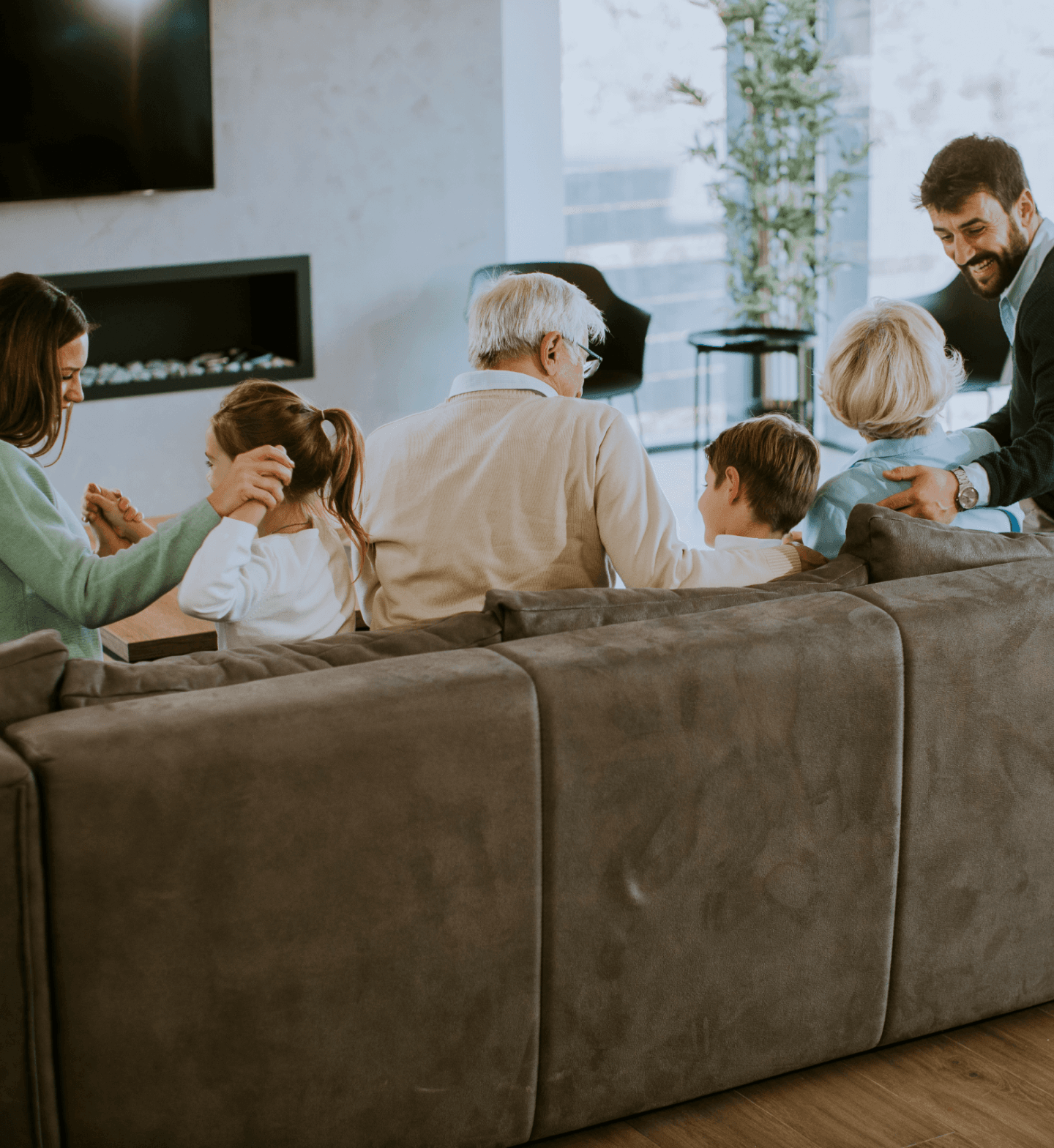 דיירים בדירת מגורים Residents in a Residential Apartment